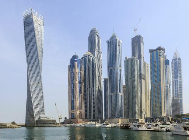 73 poschodí dubajskej veže v Dubaji je skrútené o 90 stupňov zdola nahor