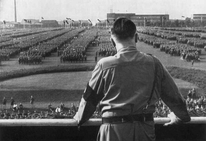 Nemecký Fuhrer a nacistický vodca Adolf Hitler oslovujú vojakov na nacistickom zhromaždení v nemeckom Dortmunde