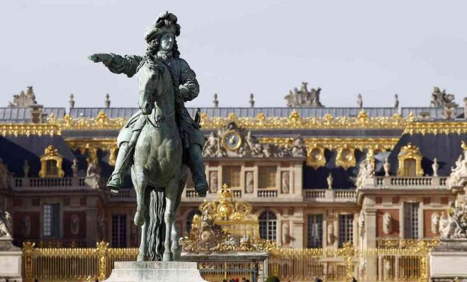 Chateau De Versailles socha kráľa Ľudovíta XIV