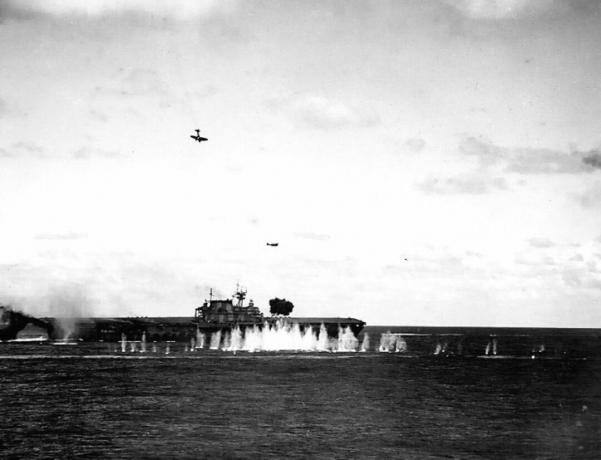 USS Hornet na mori bol napadnutý japonskými lietadlami.