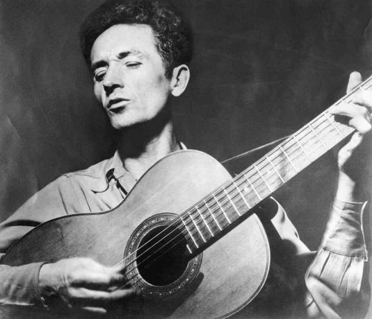 Woody Guthrie hrá na gitaru