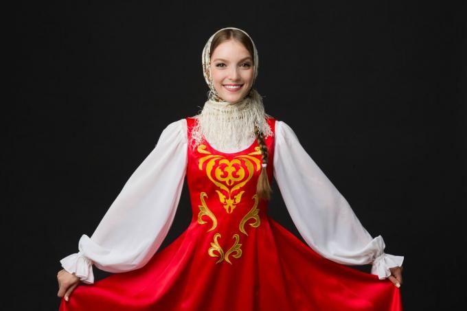 krásne usmievavé kaukazské dievča v ruskom ľudovom kroji