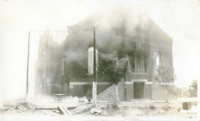 Poškodený okresný kostol Greenwood po masakre na pretekoch v Tulse, Tulsa, Oklahoma, jún 1921.
