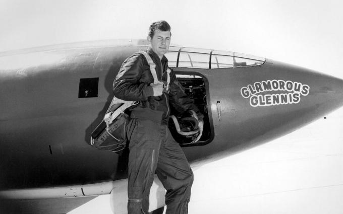 Chuck Yeager v leteckej kombinéze stojaci pred Bell X-1.