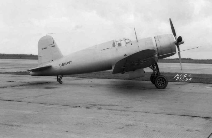 Chance Vought XF4U-1 Corsair prototyp sedí na asfalte.