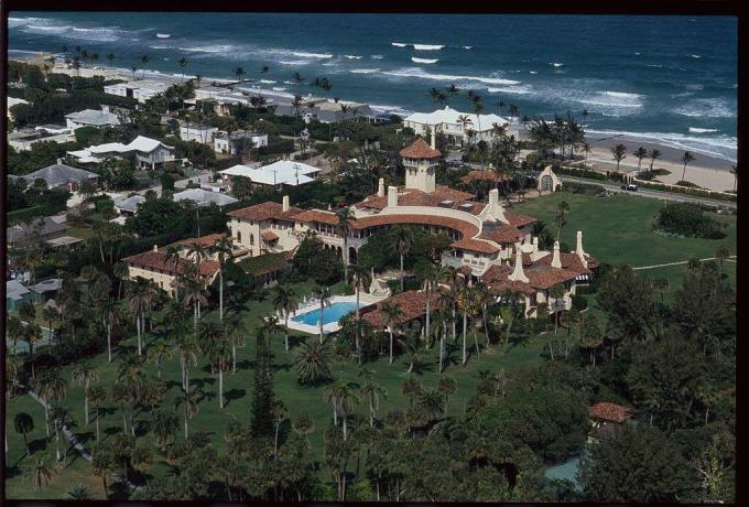Mar-a-Lago Estate, ktorú vlastní Donald Trump, leží na brehu v Palm Beach na Floride. 