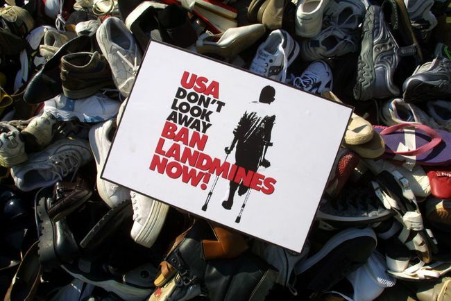 Značka zákazu nášľapných mín je umiestnená na pyramíde nahromadenej topánkami, ktoré sa v posledných mesiacoch nazbierali v rámci kampane USA za zákaz nášľapných mín.