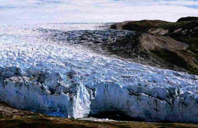 Kontinentálny arktický vzduch sa vytvára nad ľadovcovou krajinou, ako je táto grónska ľadová pokrývka