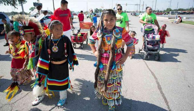 Mladé tanečnice Cheyenne / Arapaho čakajú na začatie prehliadky indiánskeho festivalu Red Earth v Oklahome City