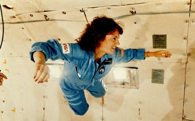 Christa McAuliffe prechádza beztiažovým tréningom v NASA 