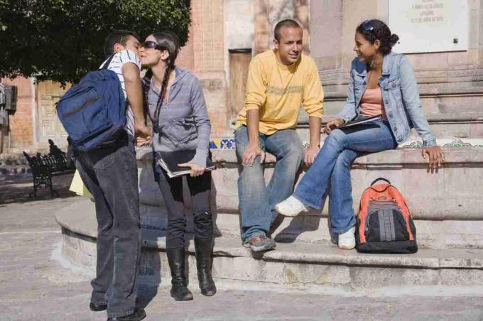 Grupo de estudiantes hablando durante un descanso.