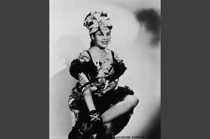 Katherine Dunham asi 1945, na sebe tanečný kostým s volánovými chumáčmi a umelými orchideami