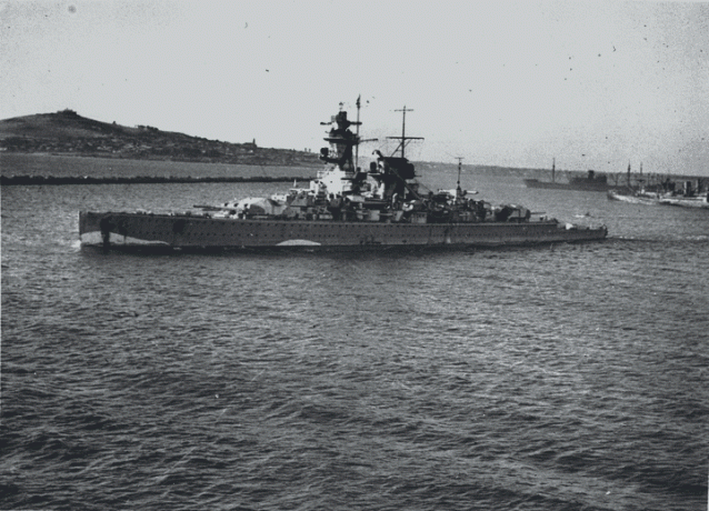 Vrecková bojová loď admirál Graf Spee naparovanie v riečnej doske v Južnej Amerike s prepravou v pozadí.