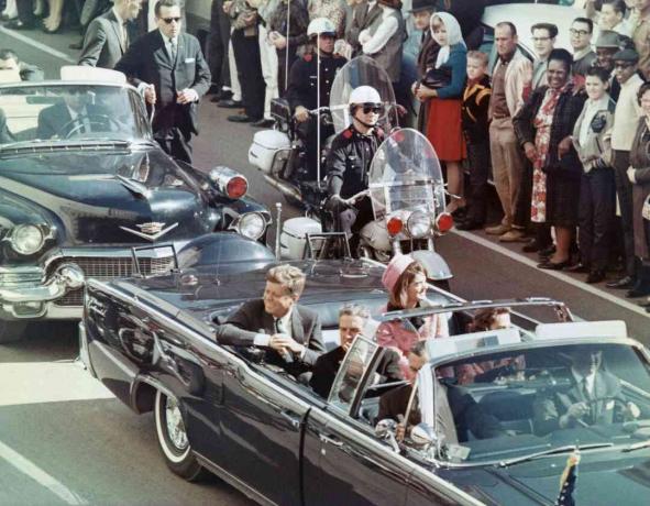 Kennedys na koni v Dallasovej motorke