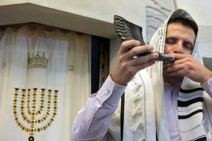 Židovský rabín shofuje v synagóge