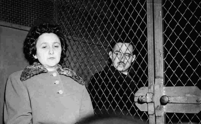 Spravodajská fotografia Ethela a Julia Rosenberga v policajnej dodávke.