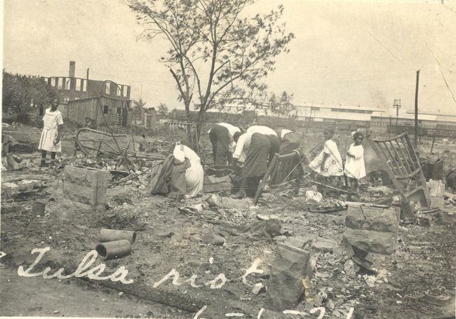Ľudia hľadajúci v troskách po rasovom masakre v Tulse, Tulsa, Oklahoma, jún 1921.