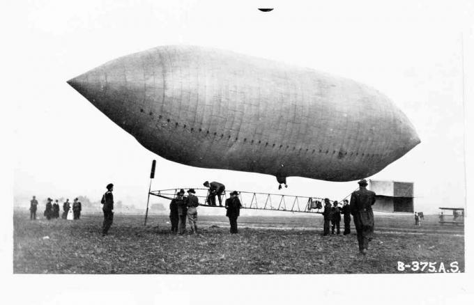 Daredevil a pilot Lincoln Beachey skúma vzducholoď, ktorú vlastnil Thomas Scott Baldwin na výstave St. Louis v roku 1904