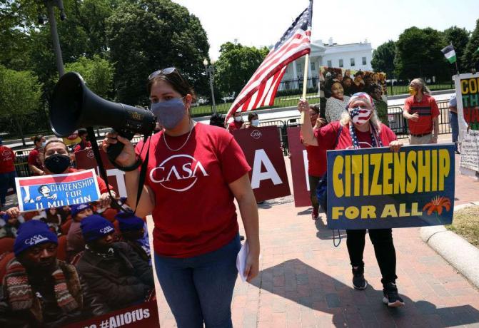 Imigrační aktivisti s advokátskou skupinou CASA v Bielom dome požadujú, aby prezident Biden udelil imigrantom občianstvo.