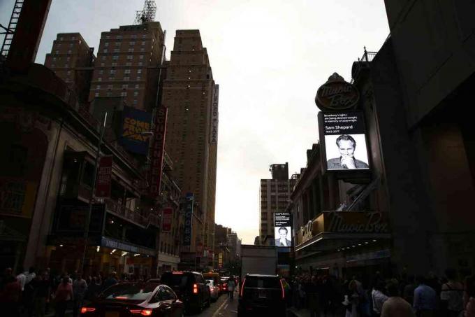 Markízy na Broadwayi stmievali pri západe slnka s obrázkom Sheparda na všetkých znakoch
