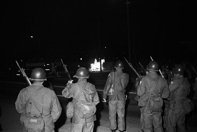 Národná garda s pevnými bajonetmi podporuje diaľničných hliadok, ktorí strieľali do davu černošských študentov v areáli Štátnej univerzity v Južnej Karolíne v Orangeburgu.