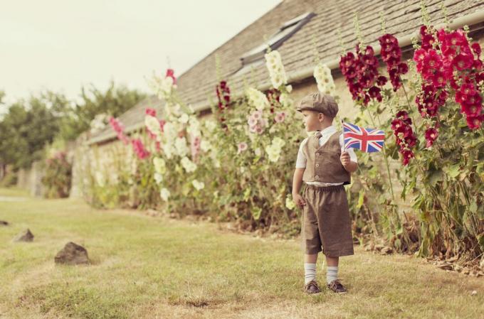 Vintage britský chlapec stojaci s jackom Únie