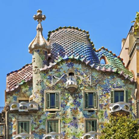 Farebné Casa Batlló Antoni Gaudí v Barcelone, Španielsko