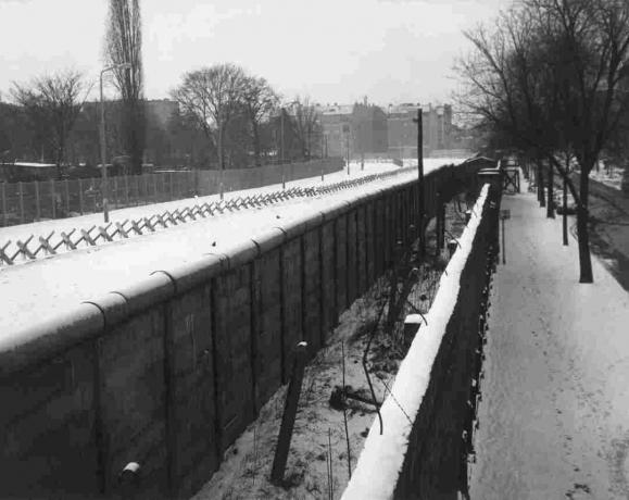 Liebenstrasse Pohľad na Berlínsky múr s vnútornou stenou, priekopou a barikádami.