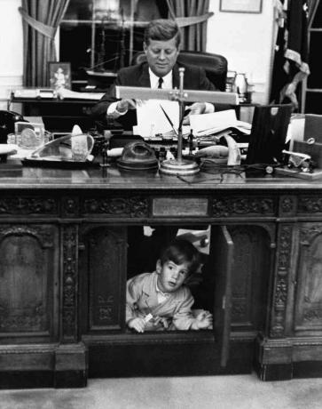 John Kennedy, Jr, skúma stôl svojho otca