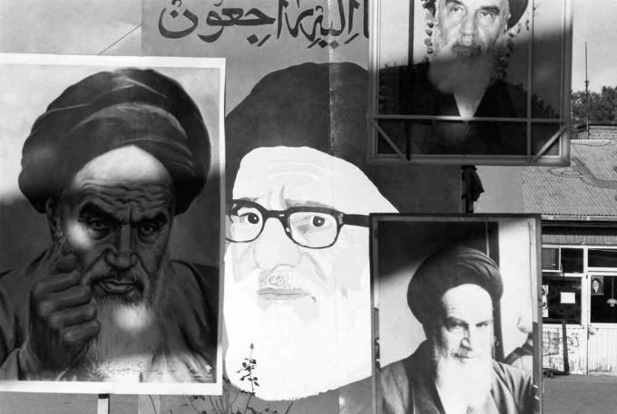 Plagáty Ayatollaha Chomeina sú zobrazené v zložení amerického veľvyslanectva.