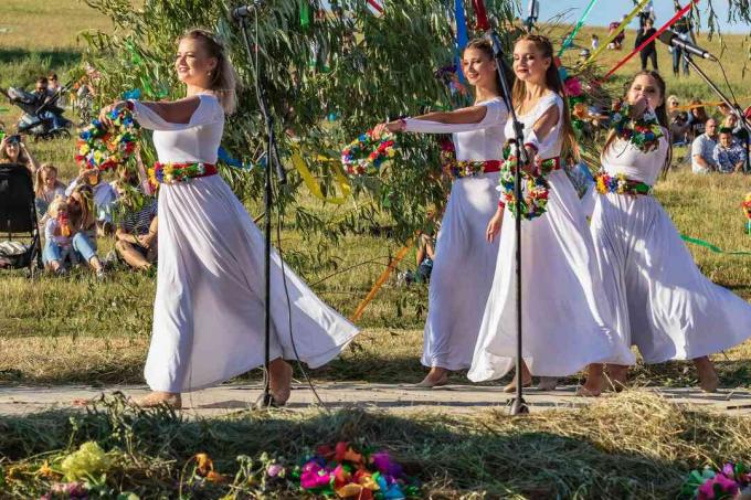 Tradičný každoročný slovanský sviatok Ivana Kupaly na čerstvom vzduchu na veľkom poli.