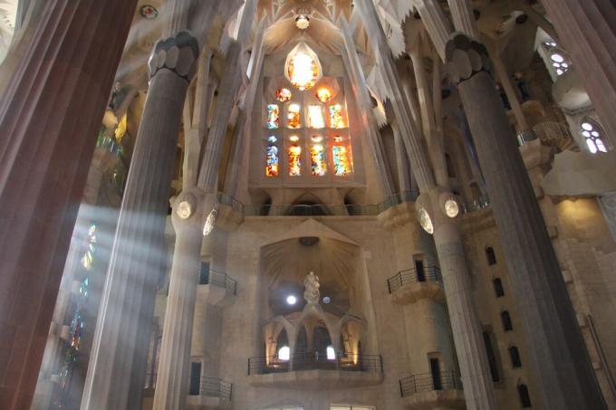 Slnečné lúče prechádzajúce oknami do La Sagrada Familia v Barcelone