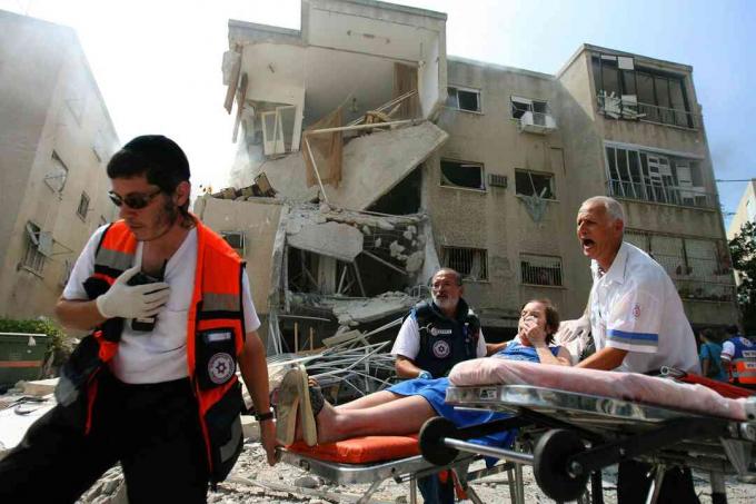 Zranení sú odvlečení po raketovom štrajku Hizballáhu 17. júla 2006 v severoizraelskom meste Haifa. Uriel Sinai / Getty Images