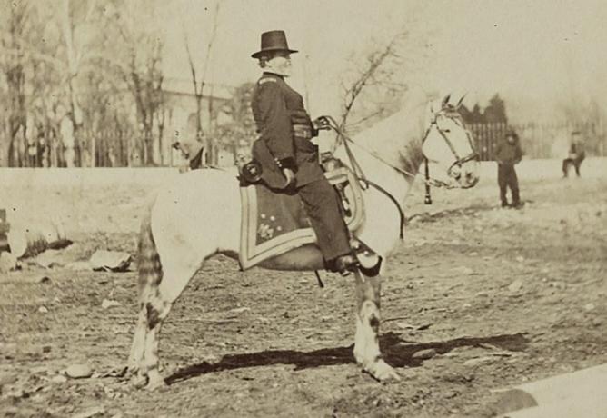 Generálmajor George H. Thomas v uniforme americkej armády obkročmo na bieleho koňa.