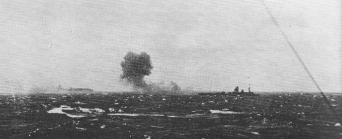 HMS Rodney vystrelí na Bismarck, 1941