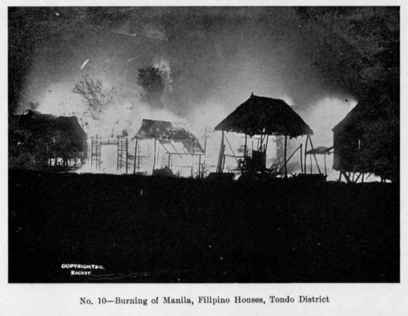 Nočný pohľad na upálenie Manily, v ktorej plamene stúpajú filipínske domy