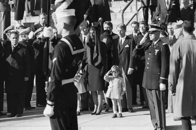 John F. Kennedy Jr. Zdravím svojho otca na pohreb