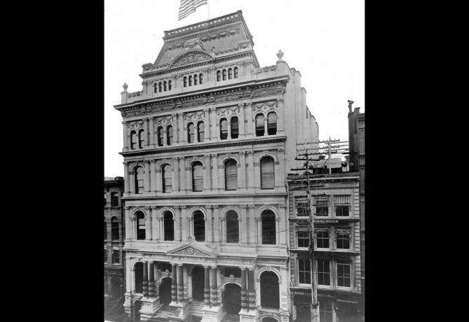 Táto fotografia približne z roku 1895 ukazuje architektúru druhej ríše New York Stock Exchange (NYSE), ktorá stála na mieste Broad Street v období od decembra 1865 do mája 1901.