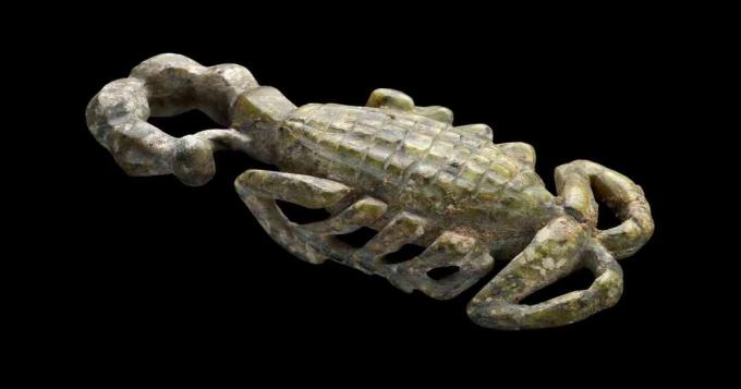 Škorpión modelovaný v serpentíne z Hierakonpolis, raná dynastická perióda (približne 2950 BCE - približne 2575 BCE). 4 palce (10,3 cm) dlhé