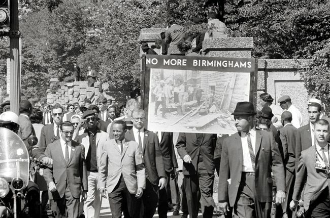 Kongres rasovej rovnosti a členovia All Souls Church, Unitarian so sídlom vo Washingtone, D.C. pochodujú na pamiatku obetí bombardovania 16th Street Baptist Church.