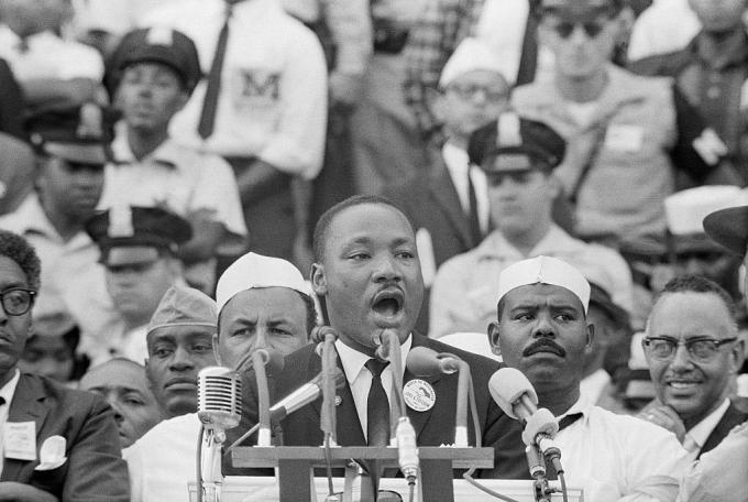 Martin Luther King mladší prednáša svoj slávny prejav „Mám sen“ pred Lincolnovým pamätníkom počas Pochodu slobody vo Washingtone v roku 1963.