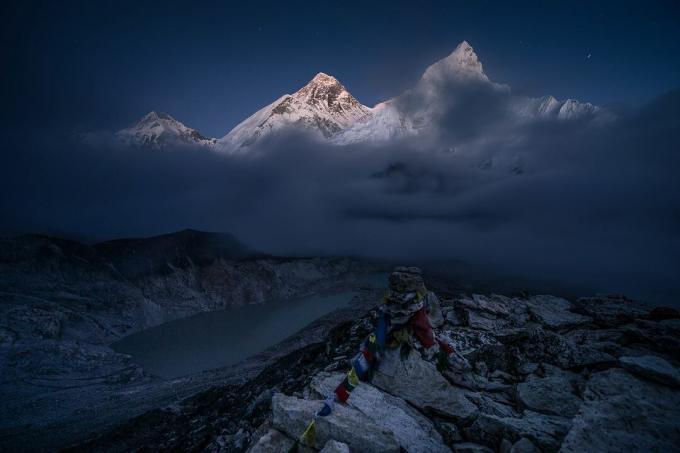 Everest výhľad na hory na vrchole vyhliadky Kalapattar v noci, región Everest, Nepál