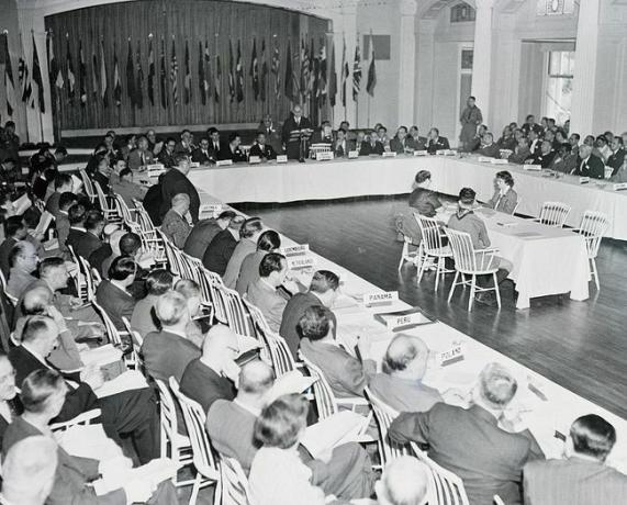 Bretton Woods Conference: Organizácia Spojených národov sa stretáva v hoteli Mount Washington, aby prediskutovala programy hospodárskej spolupráce a pokroku.