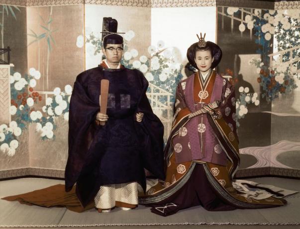 Prince a princezná Hitachi na sebe tradičný japonský svadobný odev