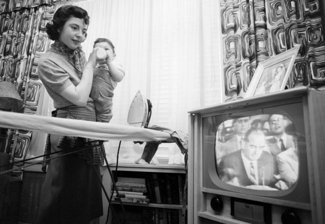 Fotografie ženy sledujúcej senátora Josepha McCarthyho v televízii