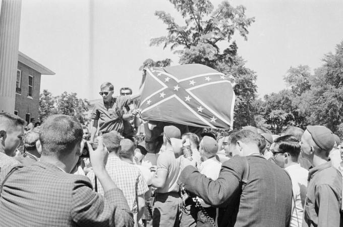 Študenti zdvihnú vlajku Konfederácie do vzduchu počas nepokojov Ole Miss.