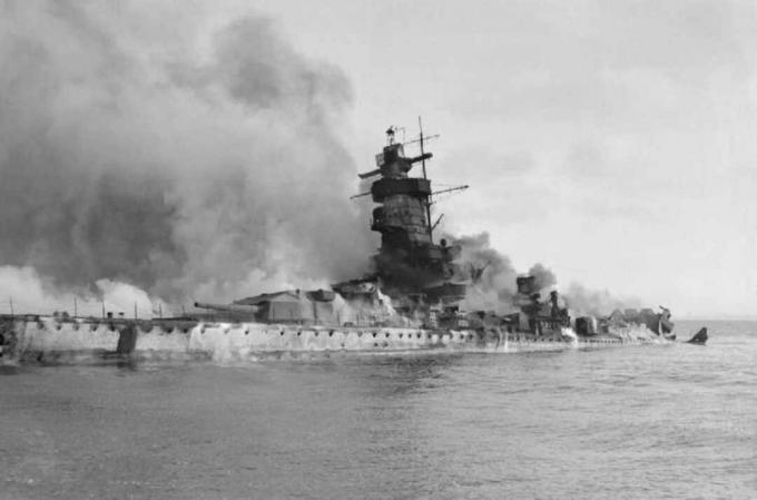 Pocket Battleship Admirál Graf Spee horí a čiastočne ponorený do riečneho taniera