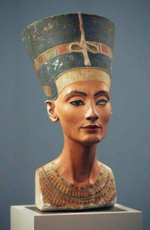 3 400 rokov stará busta egyptskej kráľovnej Nefertiti.