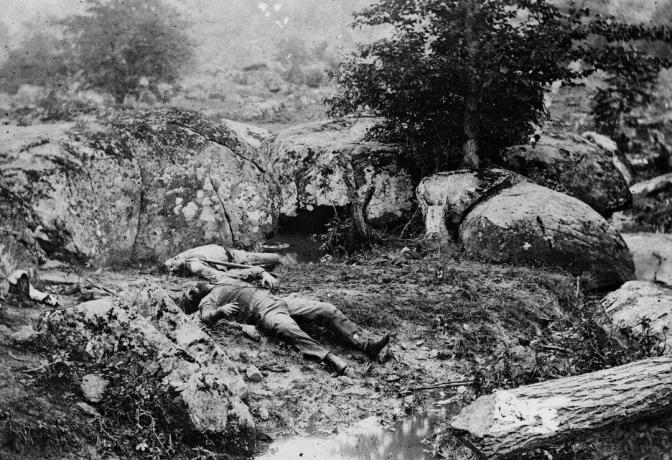 fotografie mŕtvych Konfederácie pri Little Round Top