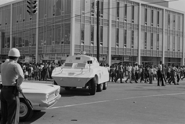 Američania čiernej pleti pochodovali na rohu 16. ulice a 5. avenue v Birminghame v Alabame na začiatku Birminghamskej kampane v máji 1963.
